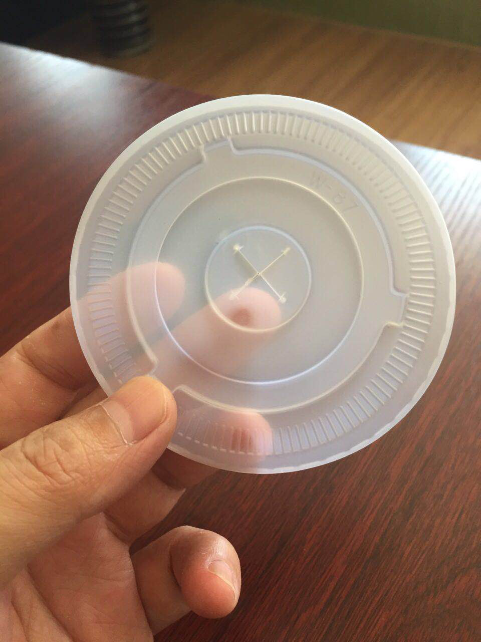 透明奶茶蓋別盲目加填充母料 食品級這關必須過