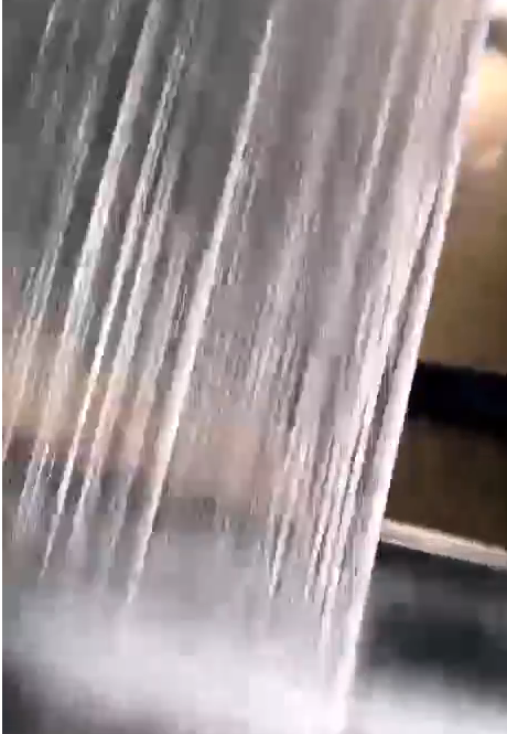  吹膜過程中添加吹膜填充母料膜上有皺痕是什么原因？
